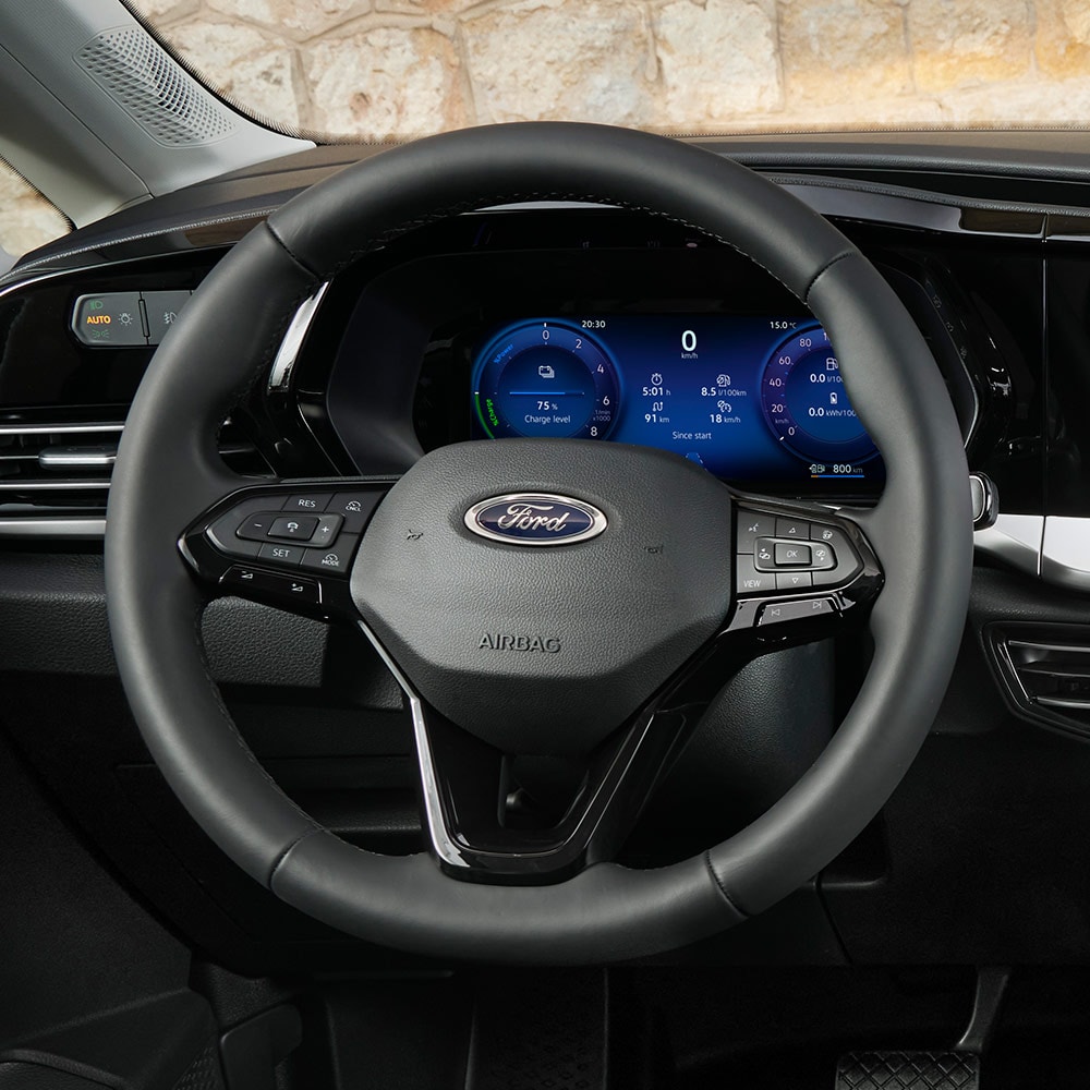 Ford Transit Connectin sisätilat, joissa näkyy ohjauspyörä ja 10 tuuman digitaalinen mittaristo.