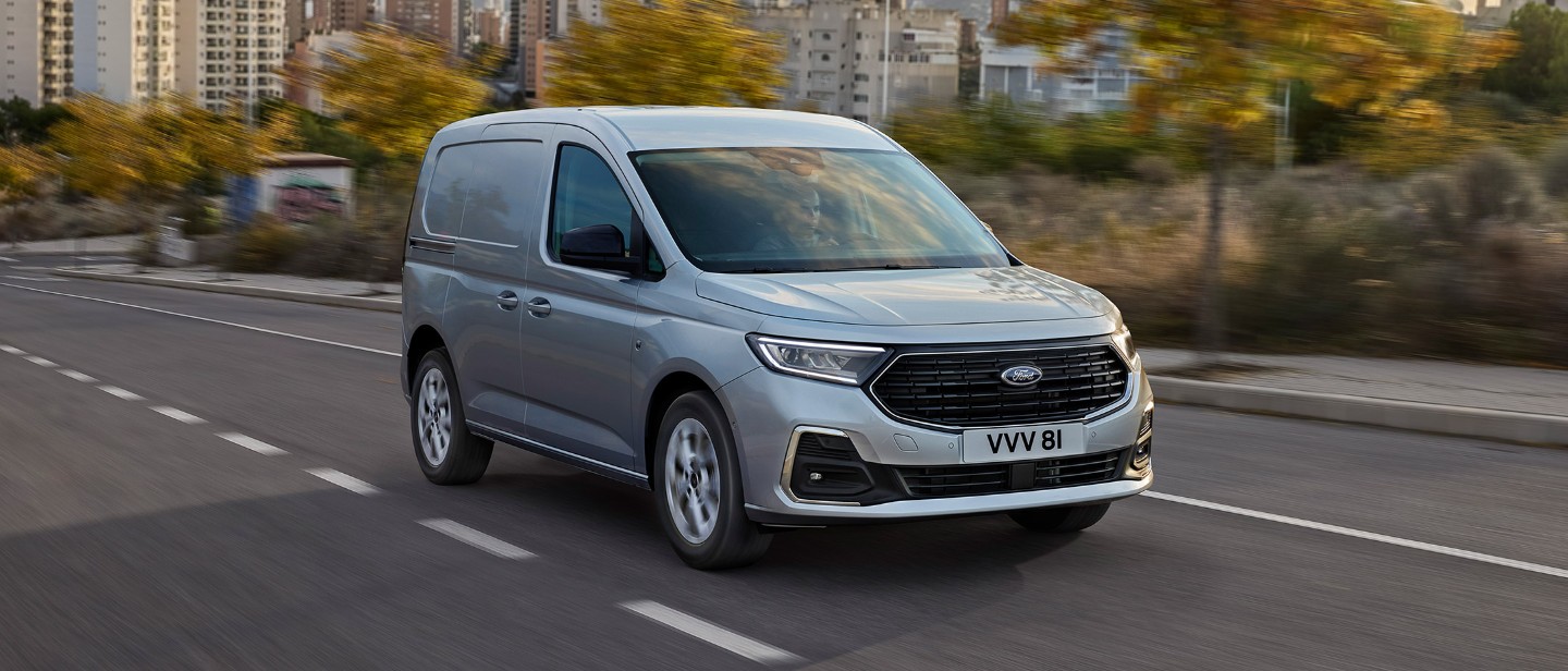 Täysin uusi Stardust Silver -värinen Ford Transit Connect ajaa tietä pitkin.