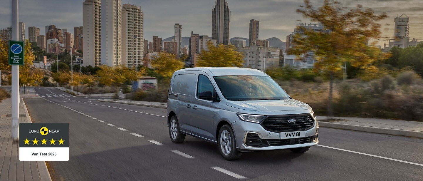 Täysin uusi Stardust Silver -värinen Ford Transit Connect ajaa tietä pitkin.