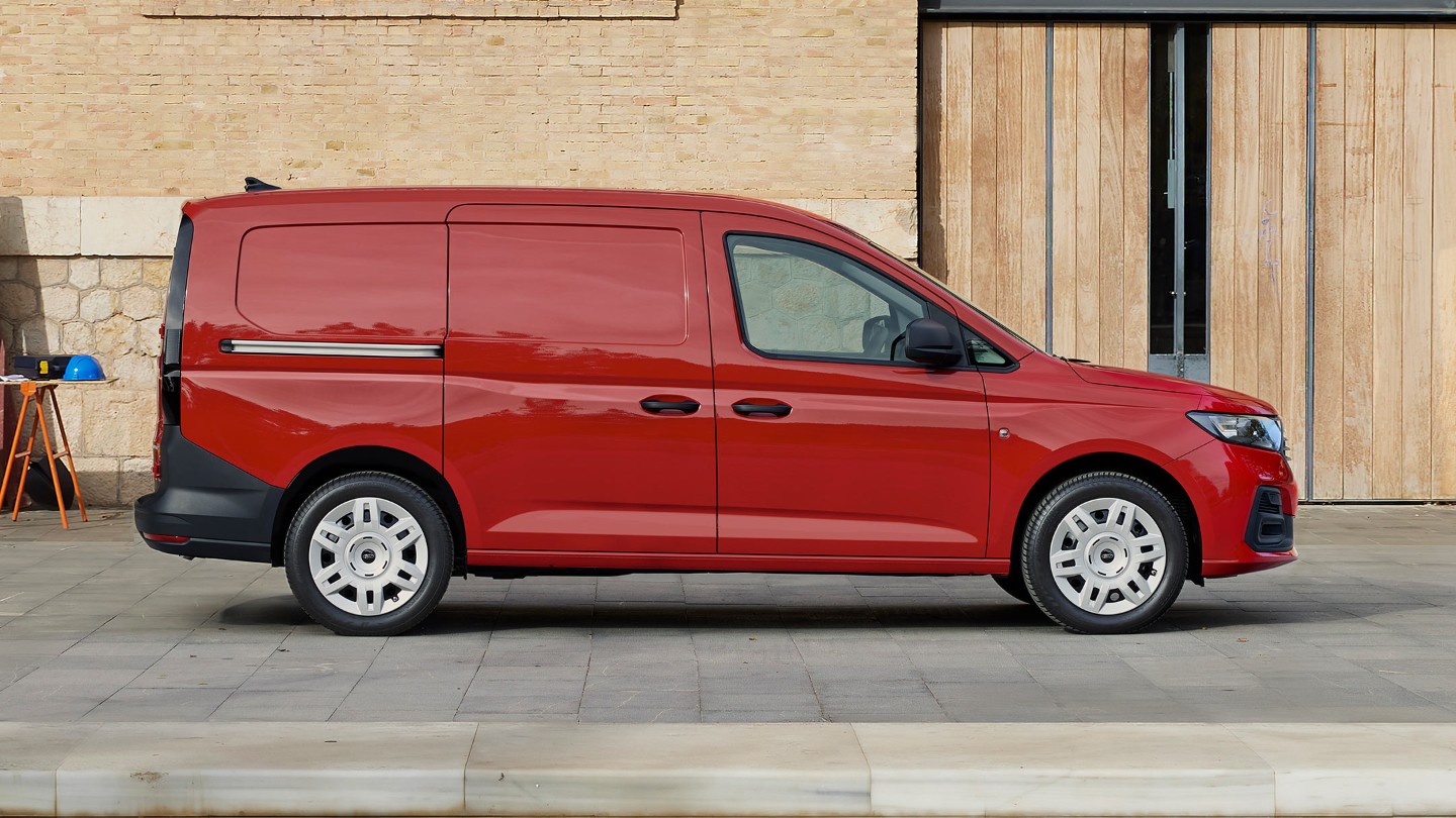Täysin uusi Maple Red -värinen Ford Transit Connect, jossa näkyy sivuliukuovi.