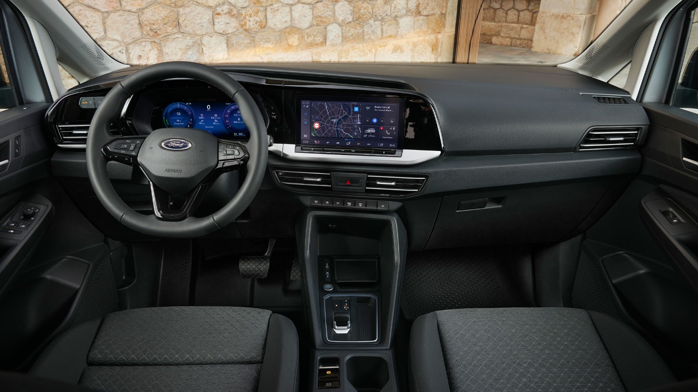 Täysin uuden Ford Transit Connectin sisätilat, joissa näkyy ohjauspyörä, digitaalinen mittaristo ja 10" kosketusnäyttö. 