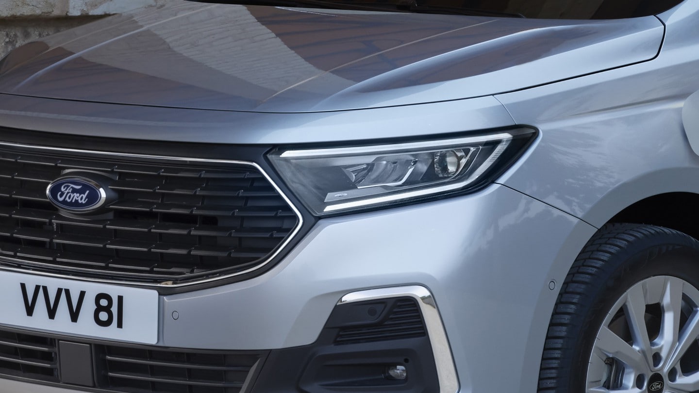 Täysin uuden Stardust Silver -värisen Ford Transit Connectin mukautuvat ajovalot. 