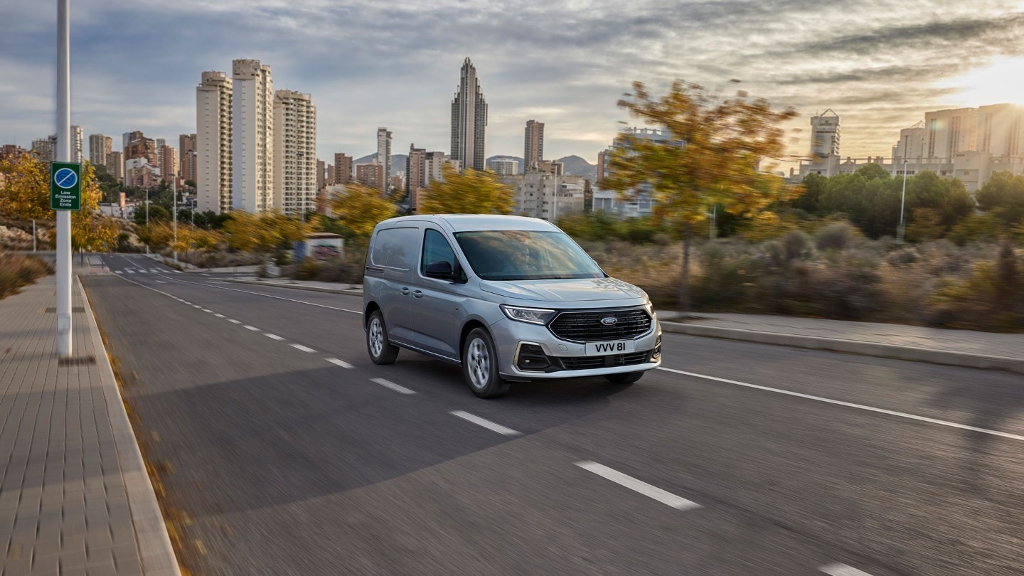 Täysin uusi Stardust Silver -värinen Ford Transit Connect ajaa tietä pitkin.
