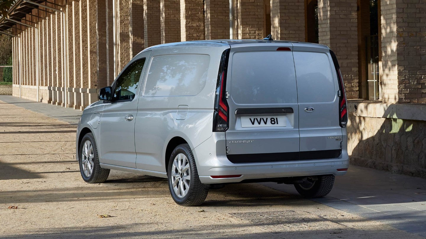Täysin uuden Stardust Silver -värisen Ford Transit Connectin takanäkymä.