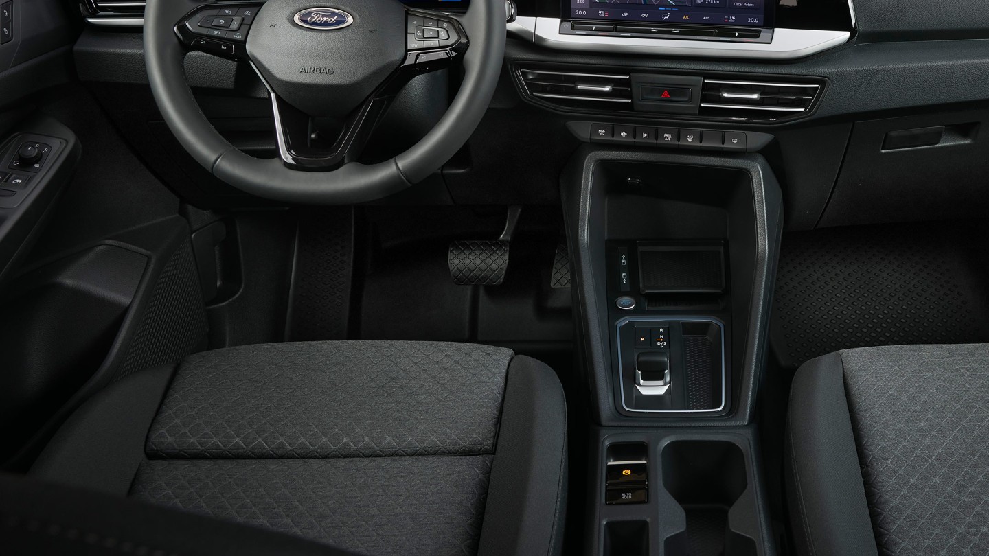 Täysin uuden Ford Transit Connectin polkimet ja keskikonsoli.