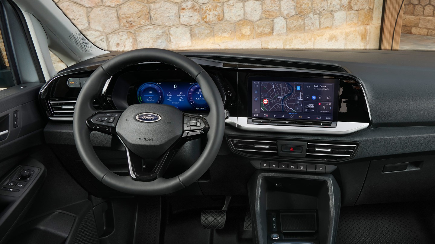 Täysin uuden Ford Transit Connectin etusisätilat, jossa näkyy ohjauspyörä, digitaalinen mittaristo ja 10" kosketusnäyttö.