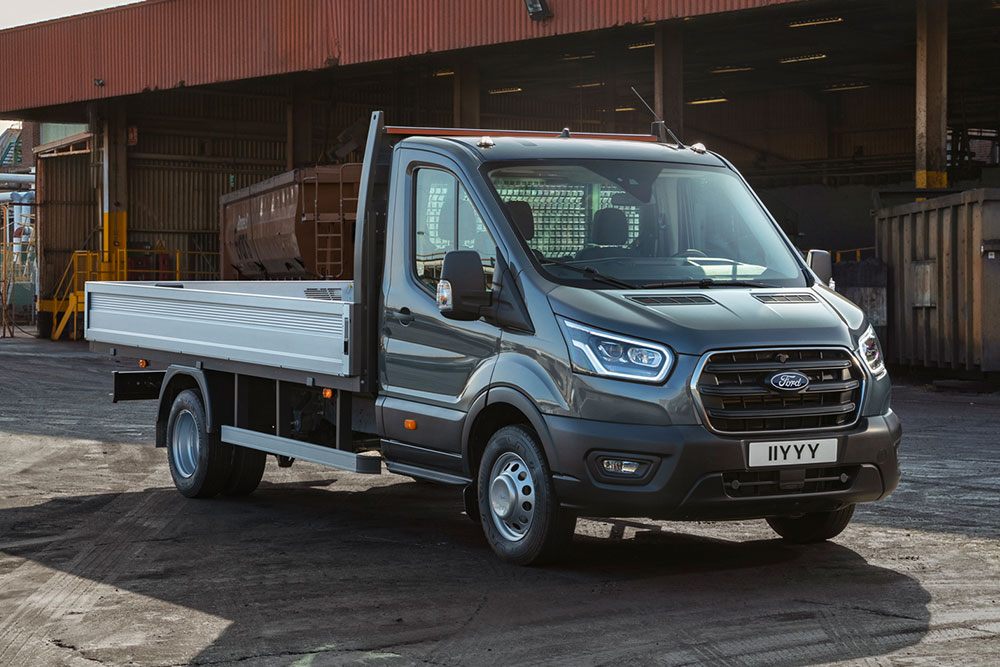 Ford Transit Alusta pysäköitynä teollisuusalueelle. 