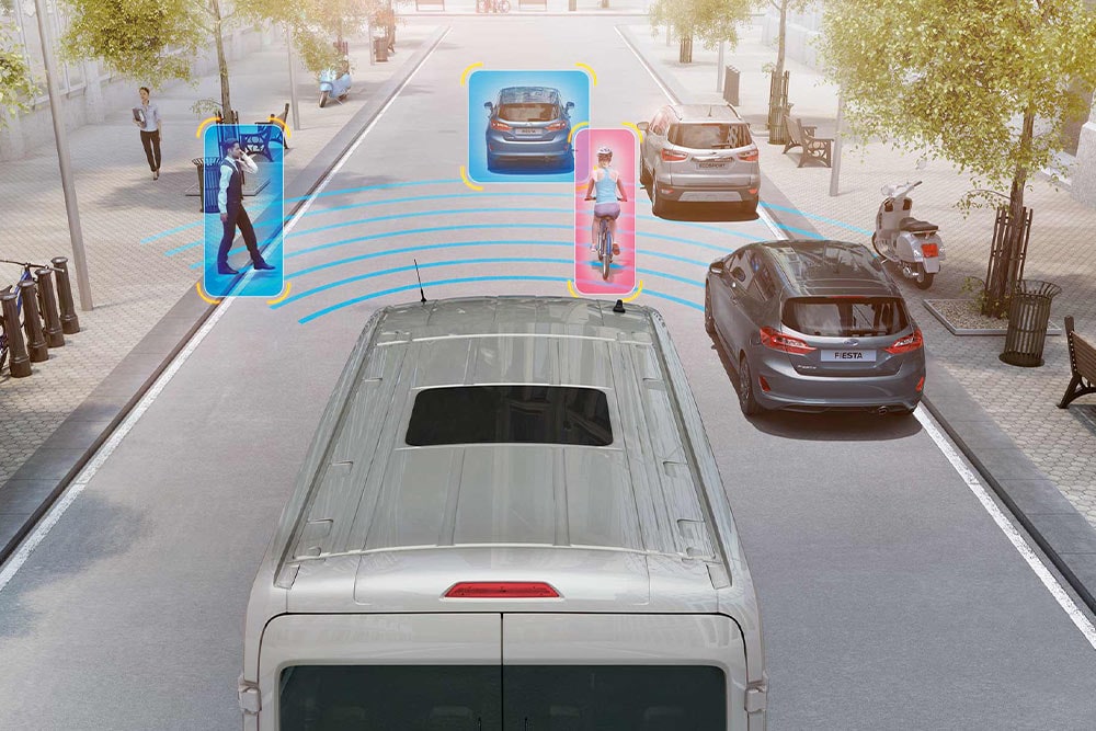 Ford Transit Van edistyksellisillä turvaominaisuuksilla, jotka auttavat havaitsemaan jalankulkijoita ja ajoneuvoja.