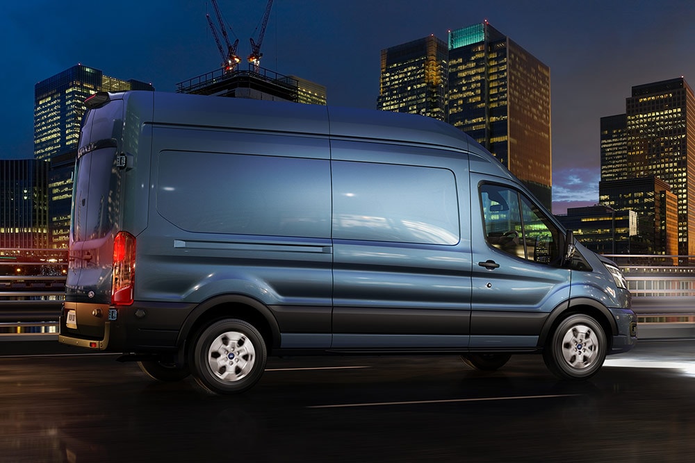 Ford Transit Van ajamassa kaupungilla yöllä.