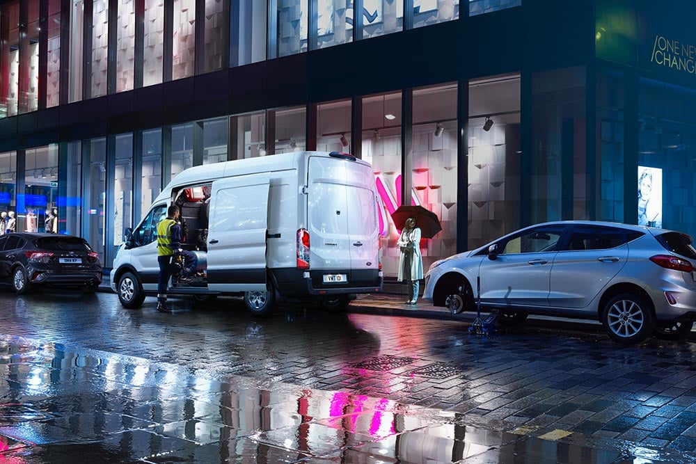 Ford Transit Van -hinausauto pysäköitynä kaupunkiin yöllä.