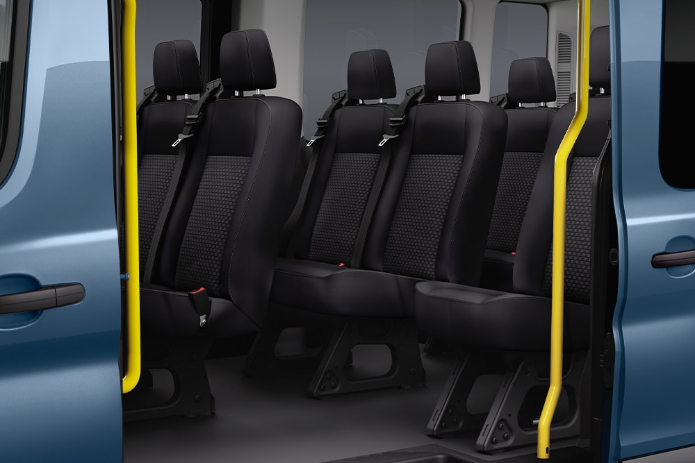 Näkymä Ford Transit Kombin matkustajien istuimista sivuliukuoven kautta.