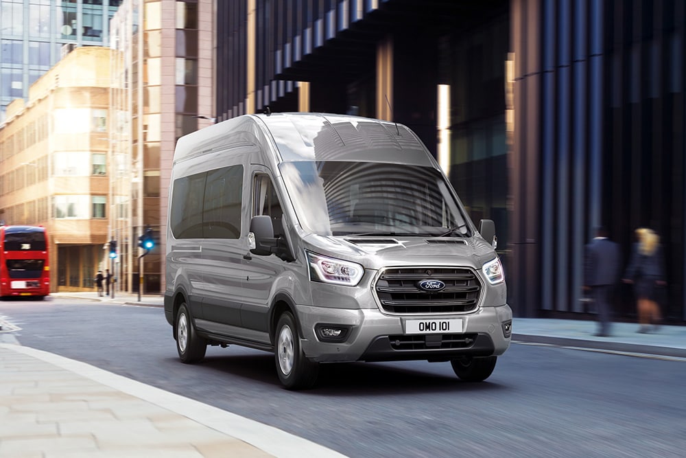 Ford Transit Kombi ajamassa kaupungilla.