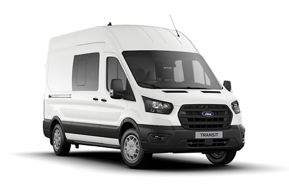 Valkoinen Ford Transit -jatko-ohjaamopakettiauto.