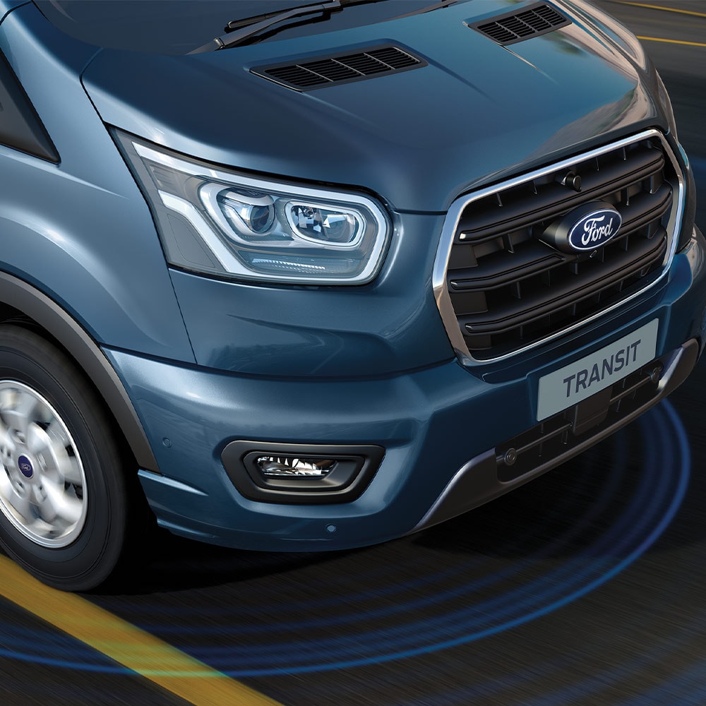 Sininen Ford Transit Van ja siniset viivat tiellä kuvaamassa edistyneiden kuljettajaa avustavien järjestelmien käyttöä.