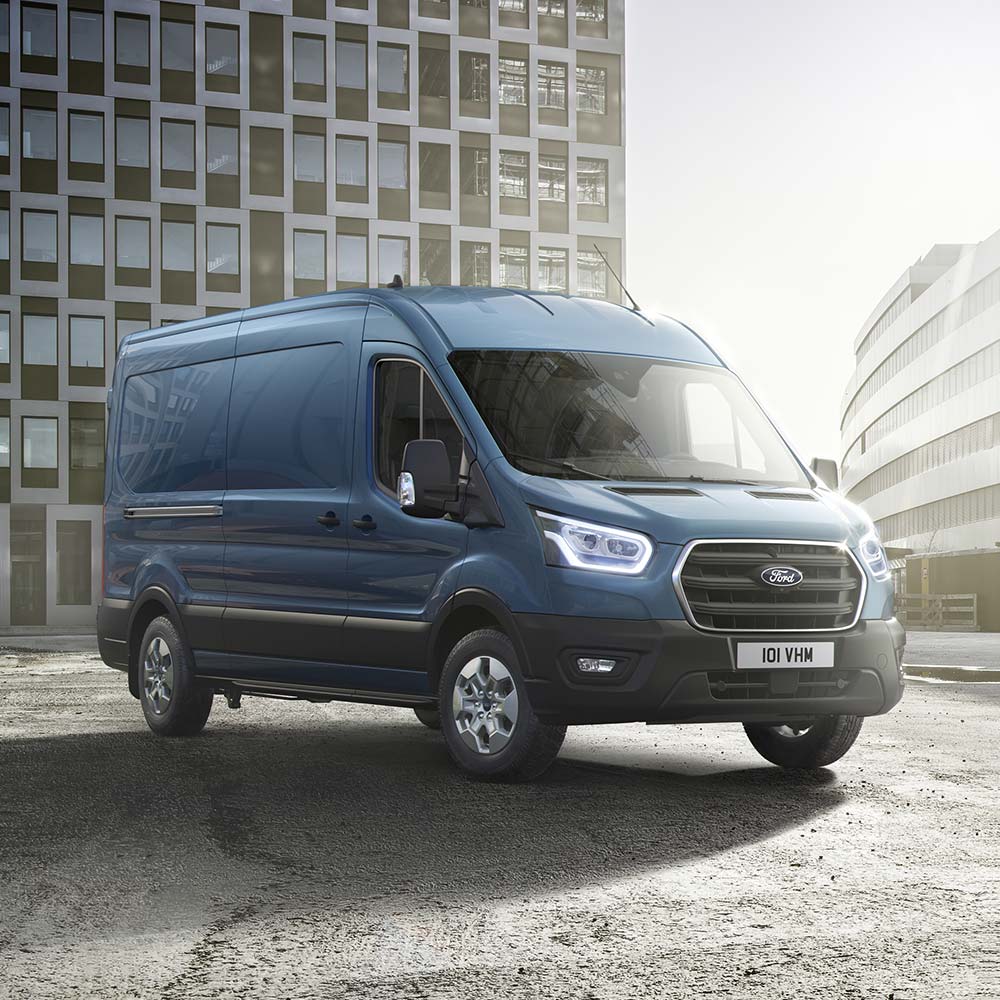 Sininen Ford Transit Van edestä kuvattuna.