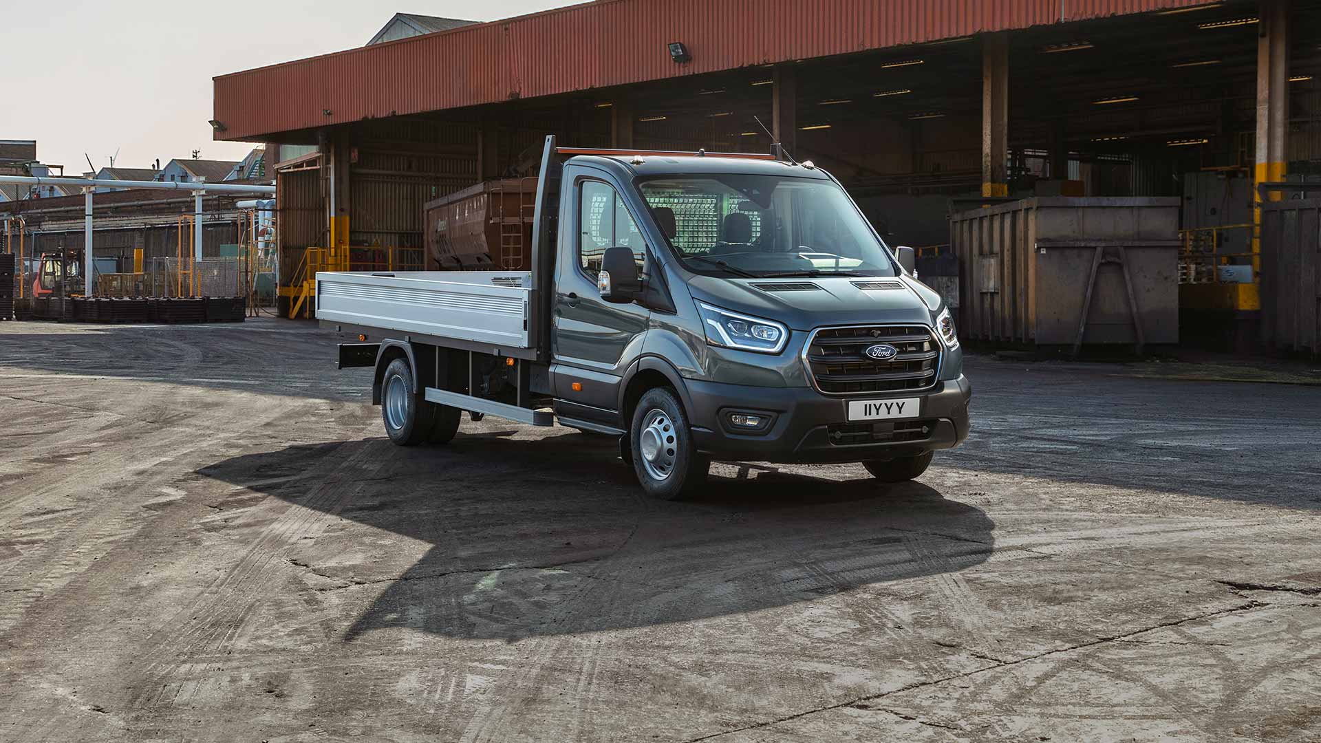 Ford Transit Chassis Cab pysäköitynä teollisuusalueelle. 
