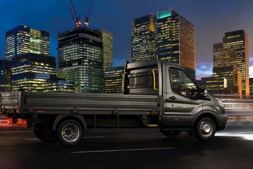 Ford Transit Chassis Cab ajamassa kaupungissa yöllä. 