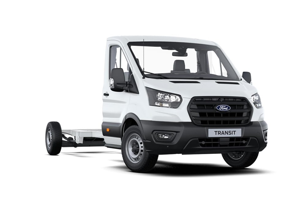 Valkoinen Ford Transit Chassis Skeletal -pakettiauto valkoisella taustalla.