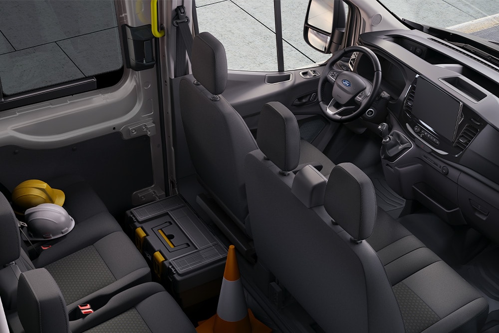Ford Transit Double Cabin sisätilat kahdella istuinrivillä.