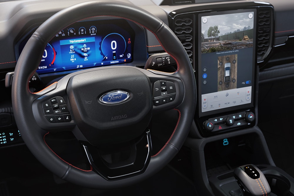 Ford Rangerin ohjauspyörä, digitaalinen mittaristo sekä tietoviihdenäyttö.