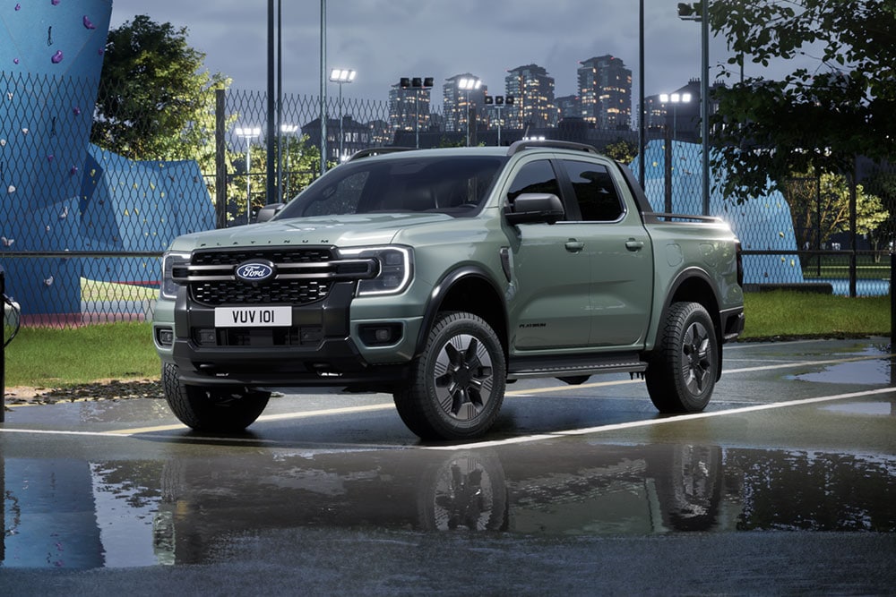 Harmaa Ford Ranger PHEV pysäköitynä kaupunkialueella illan hämärtyessä.