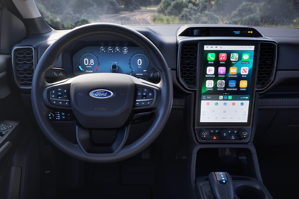 Sisätilakuvassa Ford Ranger Super Cab, ja sen ohjauspyörä, kojelauta ja tietoviihdenäyttö.