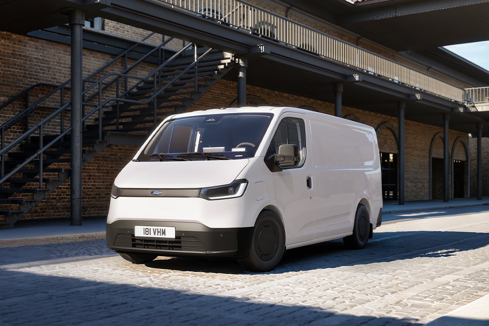 Valkoinen Ford Transit City® L1H1 -pakettiauto, joka on pysäköity tiilirakennuksen eteen.