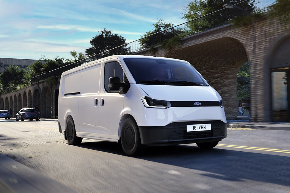 Valkoinen Ford Transit City® L1H1 -pakettiauto ajamassa kaupungin kadulla.