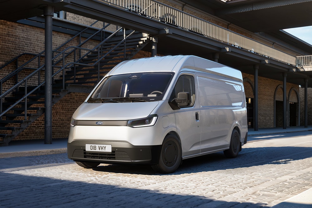 Valkoinen Ford Transit City® L2H2 -pakettiauto, joka on pysäköity tiilirakennuksen eteen.