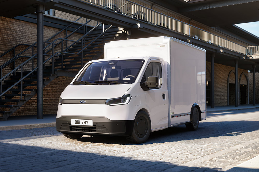 Valkoinen Ford Transit City® Alustasta tehty pakettiauto, joka on pysäköity tiilirakennuksen eteen.