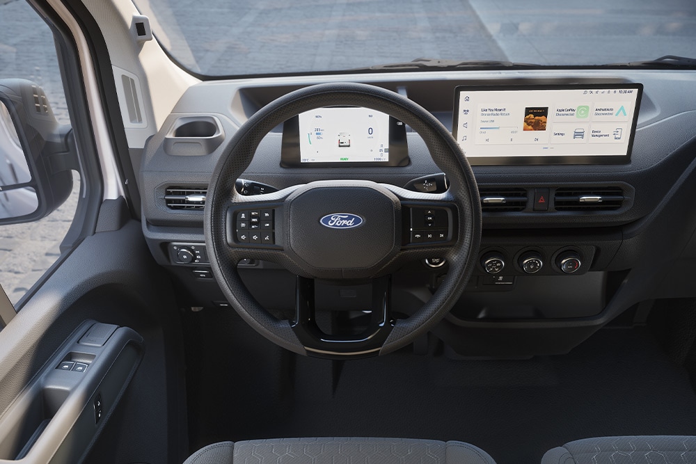Sisätilakuvasa näkyy Ford Transit Cityn kojelauta.