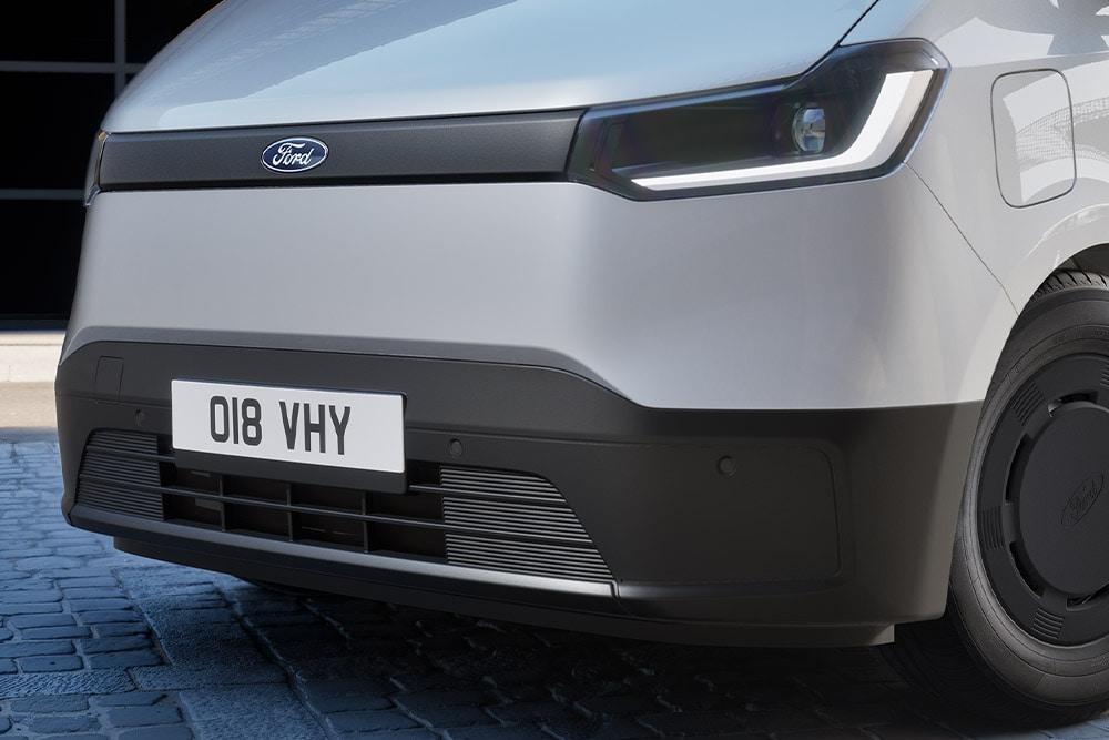 Hopeanvärisen Ford Transit City® L2H2 -mallin etuparkkitutkan ensorit.