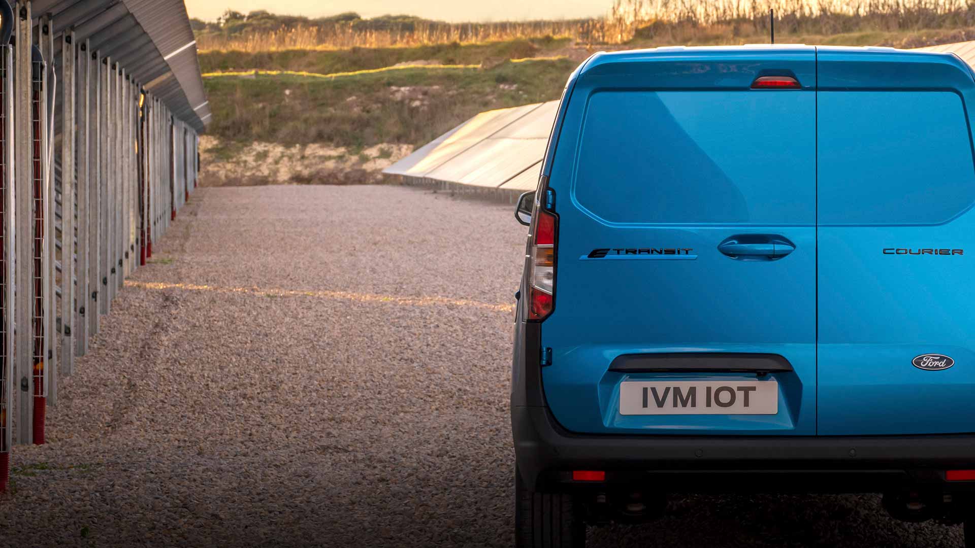 Sininen Ford E-Transit Courier takaa