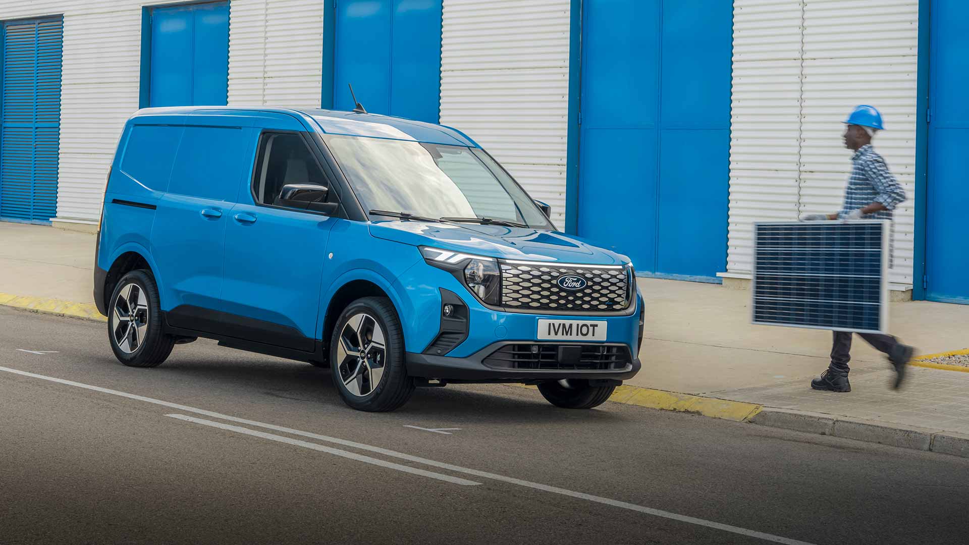 Sininen Ford E-Transit Courier 3/4 kuvakulma