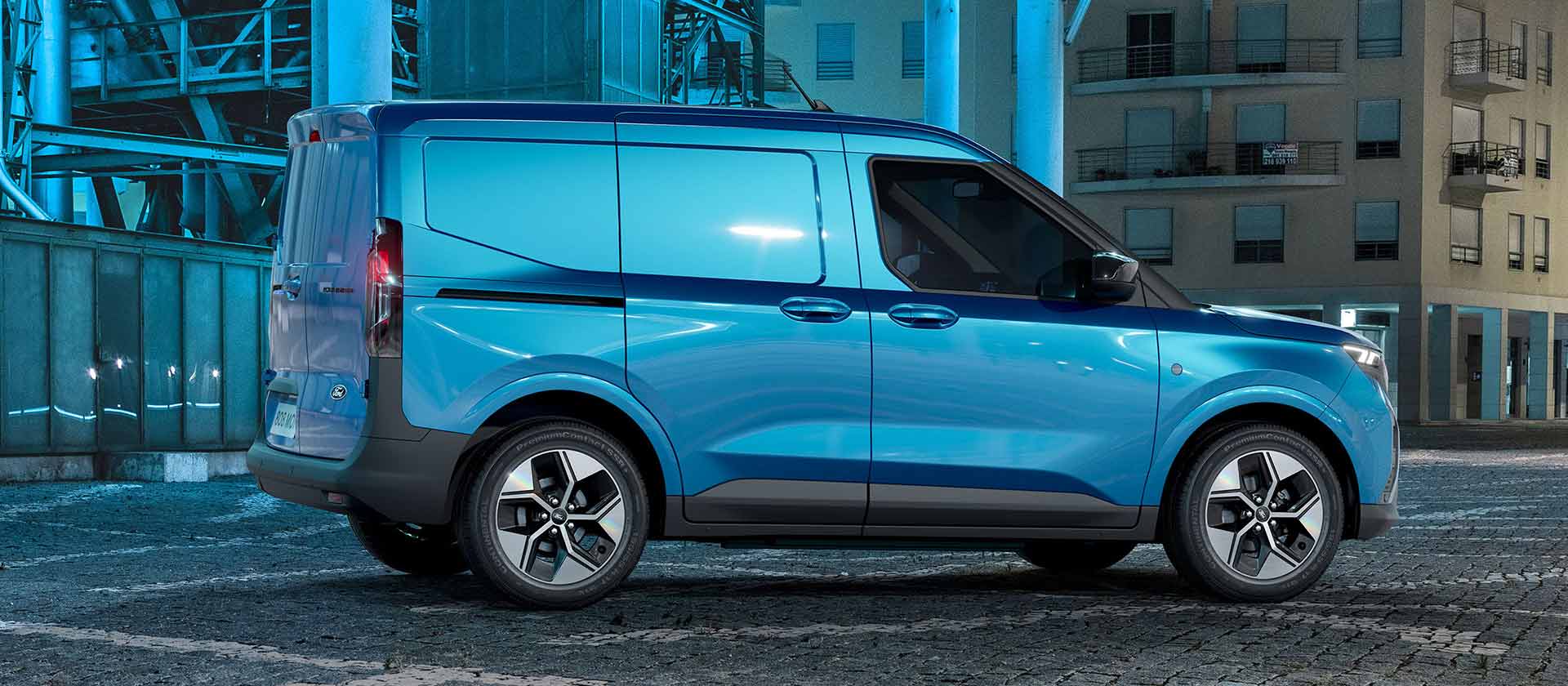 Harmaa Ford E-Transit Courierin oikea kylki