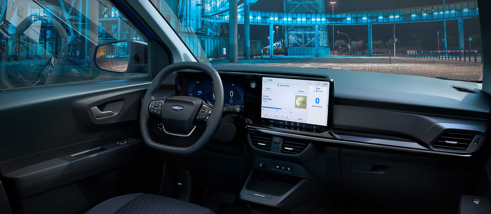 Ford E-Transit Courierin sisätilat yöllä
