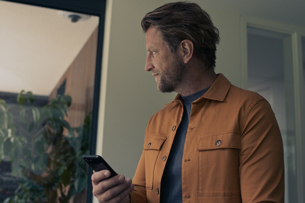 Fordin asiakas käyttää mobiililaitetta