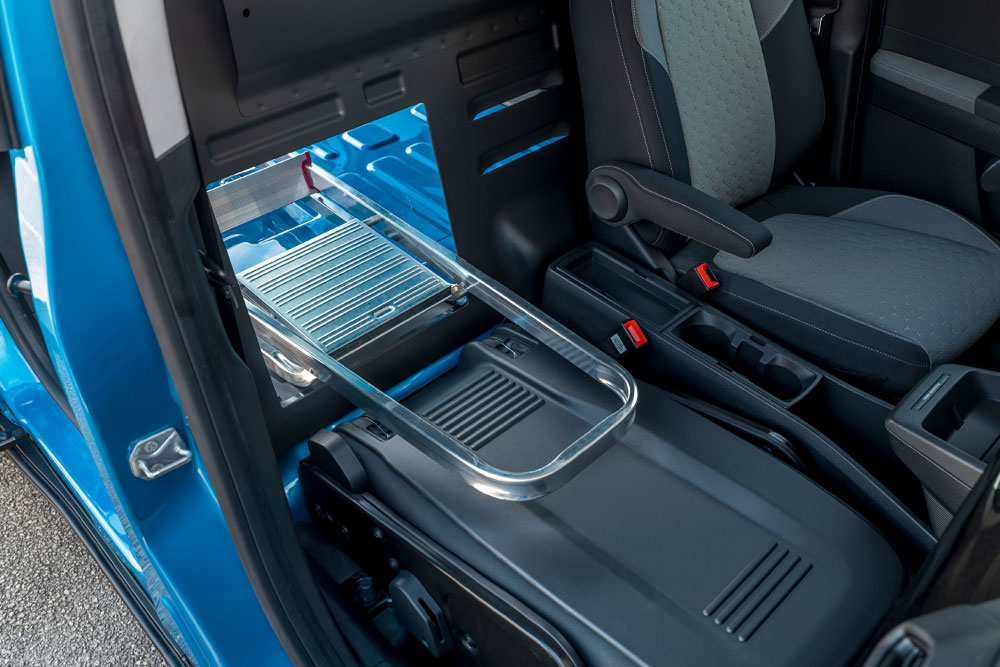 Ford E-Transit Courierin väliseinä läpilastausluukulla
