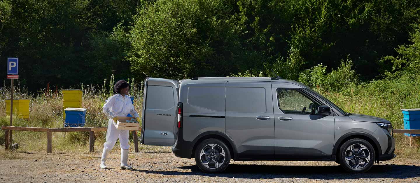 Harmaa Ford E-Transit Courierin oikea kylki
