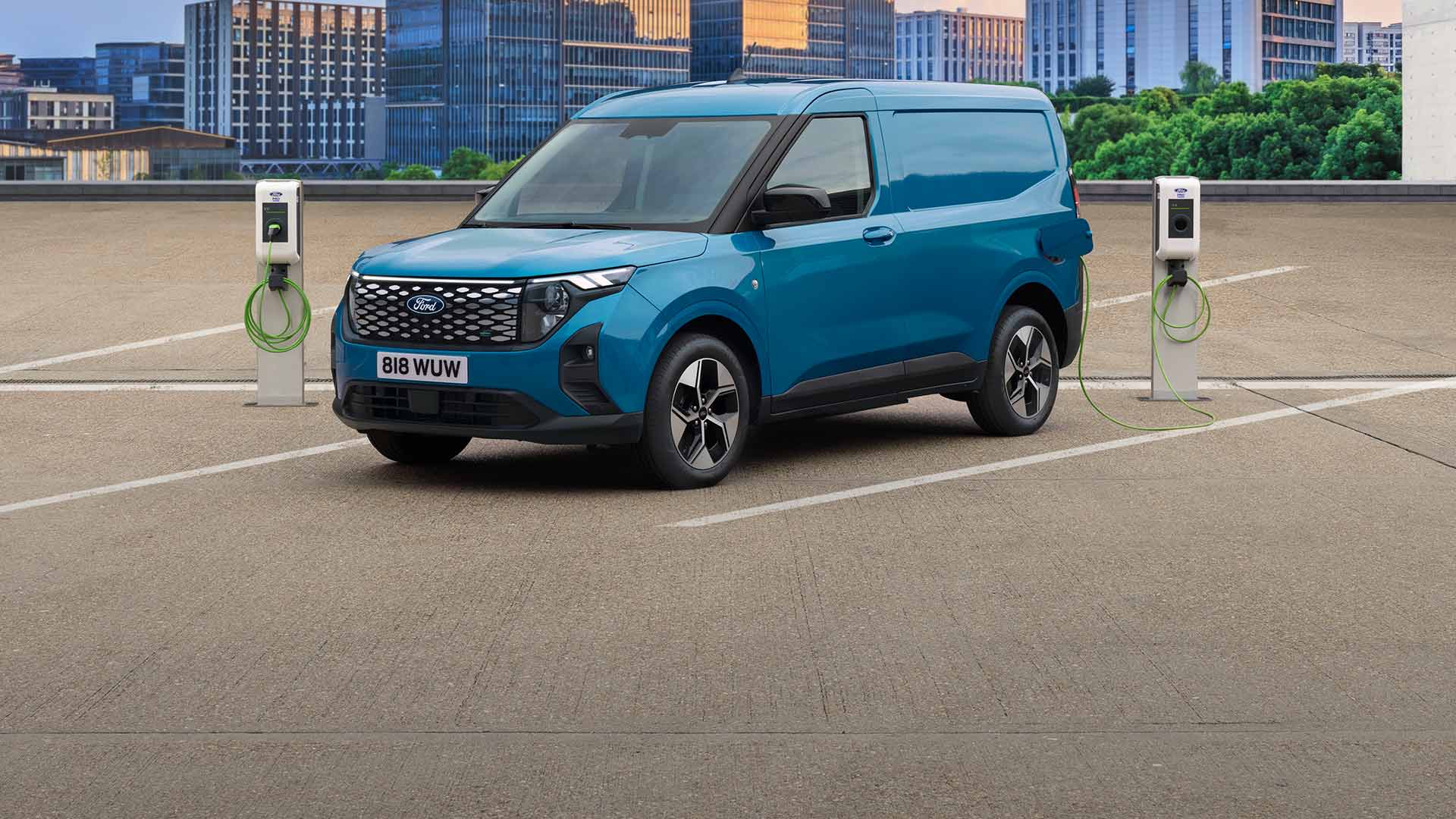Täysin uusi E-Transit Courier laturissa