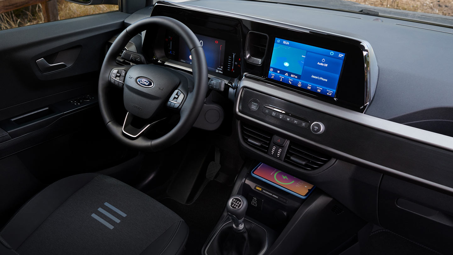 Ford Transit Courierin SYNC 4 -näyttö päällä