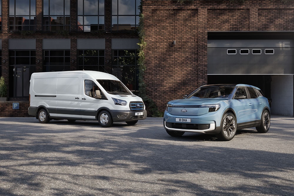 Kaksi Ford-yritysautoa: valkoinen pakettiauto ja vaaleansininen Ford Explorer.
