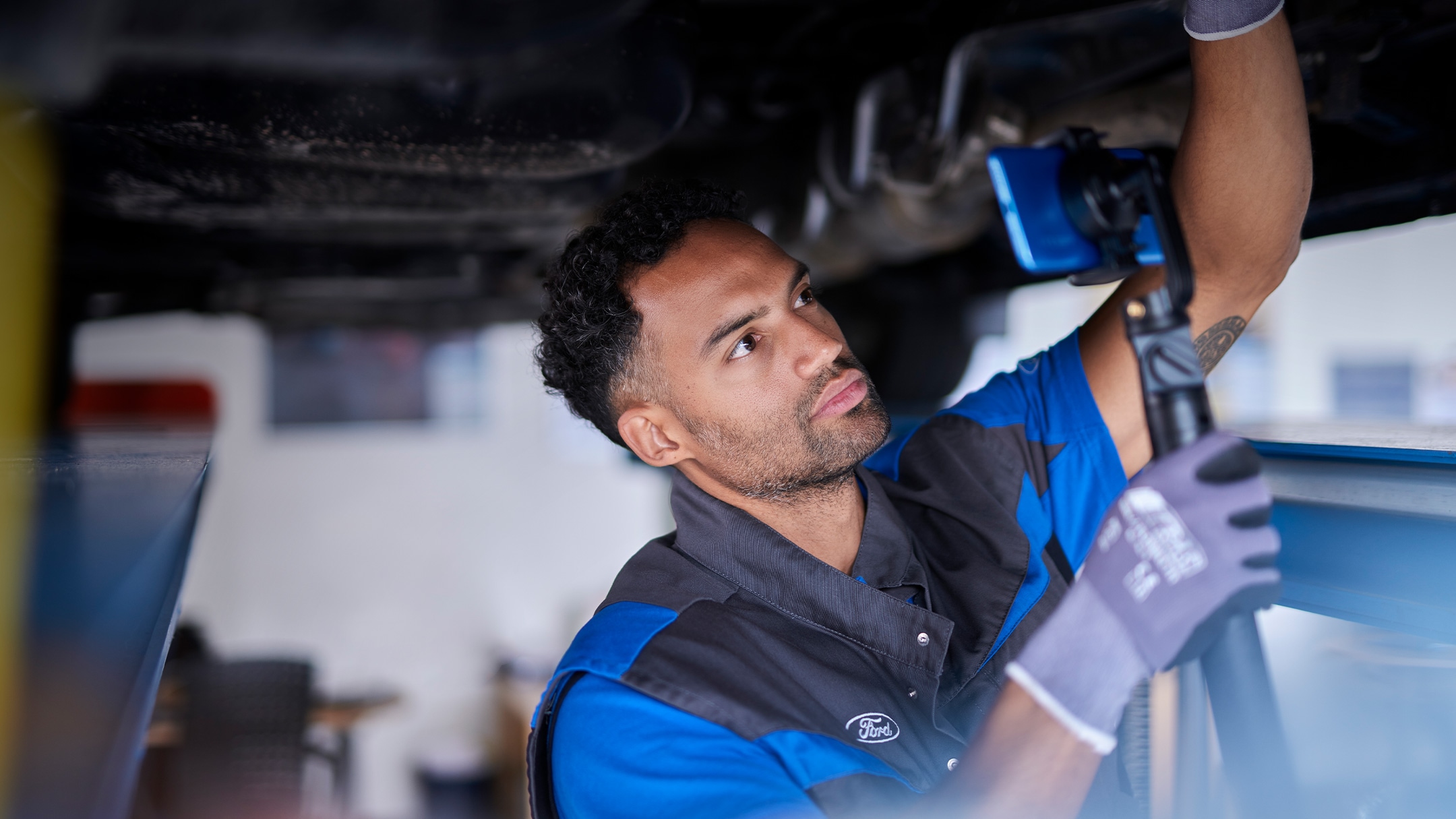 Mekaanikko tallentaa Ford Video Checkin matkapuhelimeen autohuollon aikana.