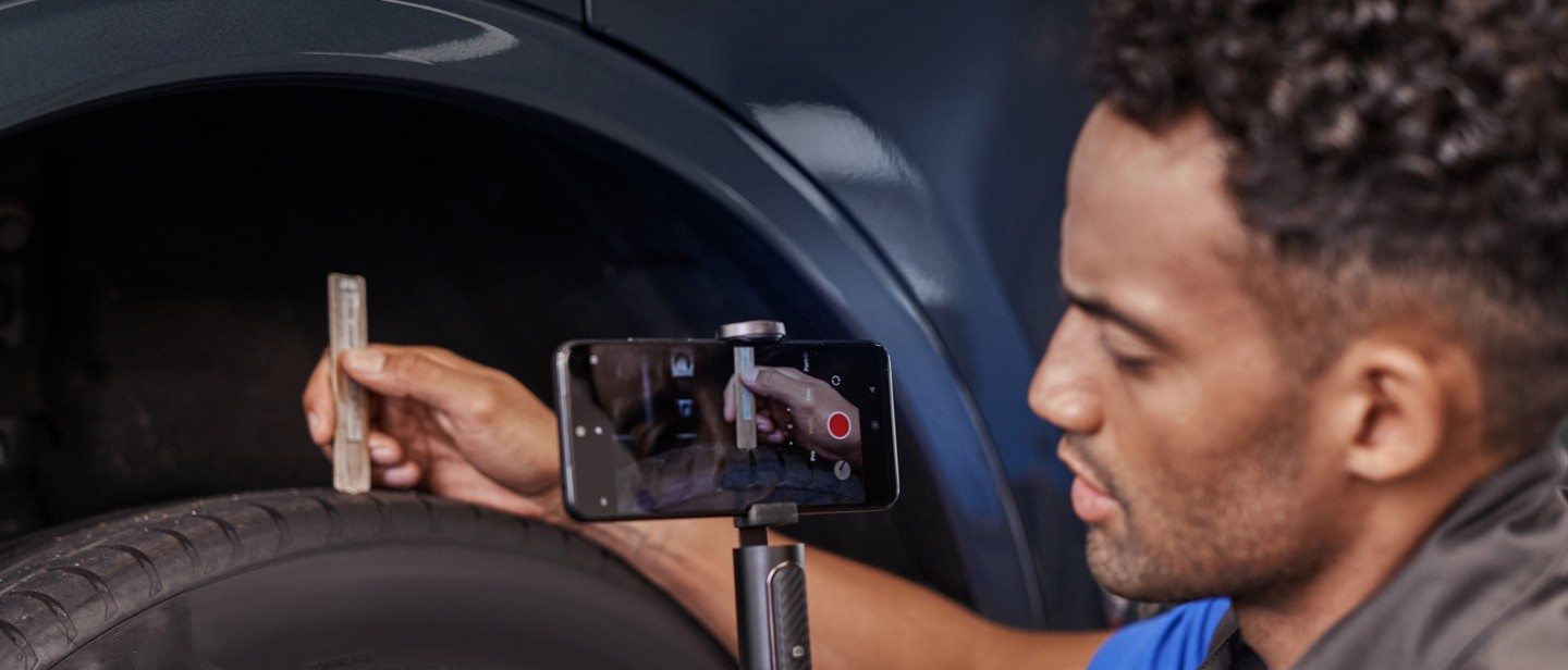 Mies kuvaa Kugaa puhelimellaan