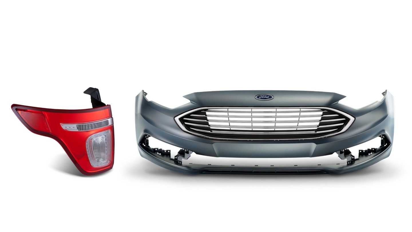 Valkoista taustaa vasten esillä punainen auton takavalo ja harmaa auton etupuskuri, jossa on Ford-logo ja etusäleikkö.