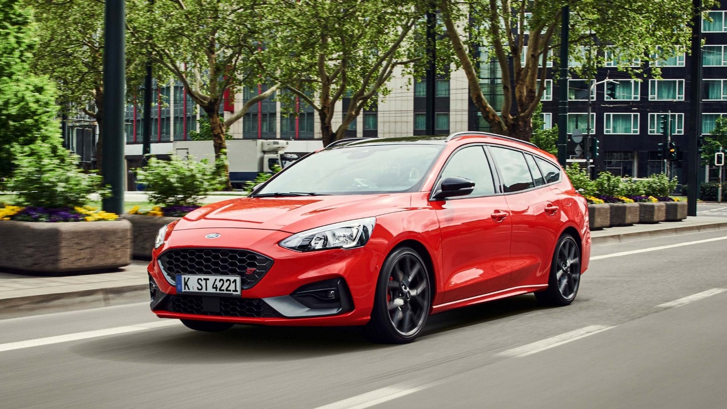 Punainen Focus liikenteessä