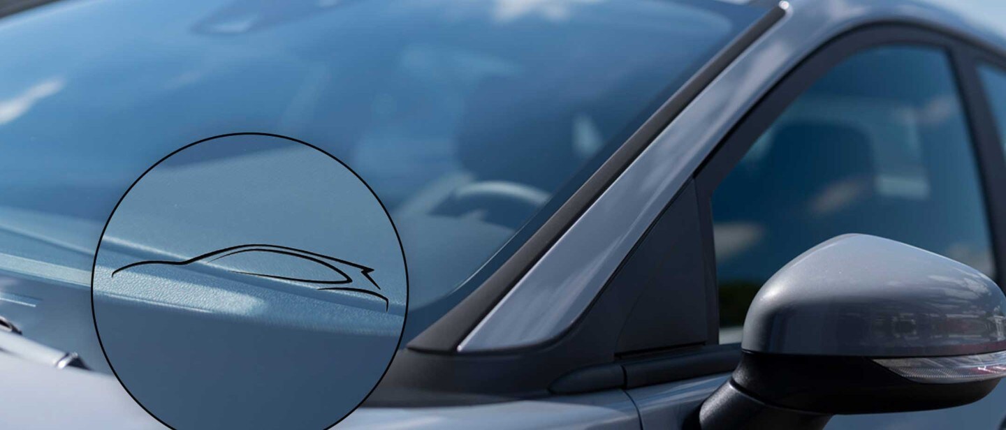 Lähikuva Fordin ajoneuvon tuulilasista ja sivupeilistä, korostaen Fordin alkuperäistä tuulilasia.