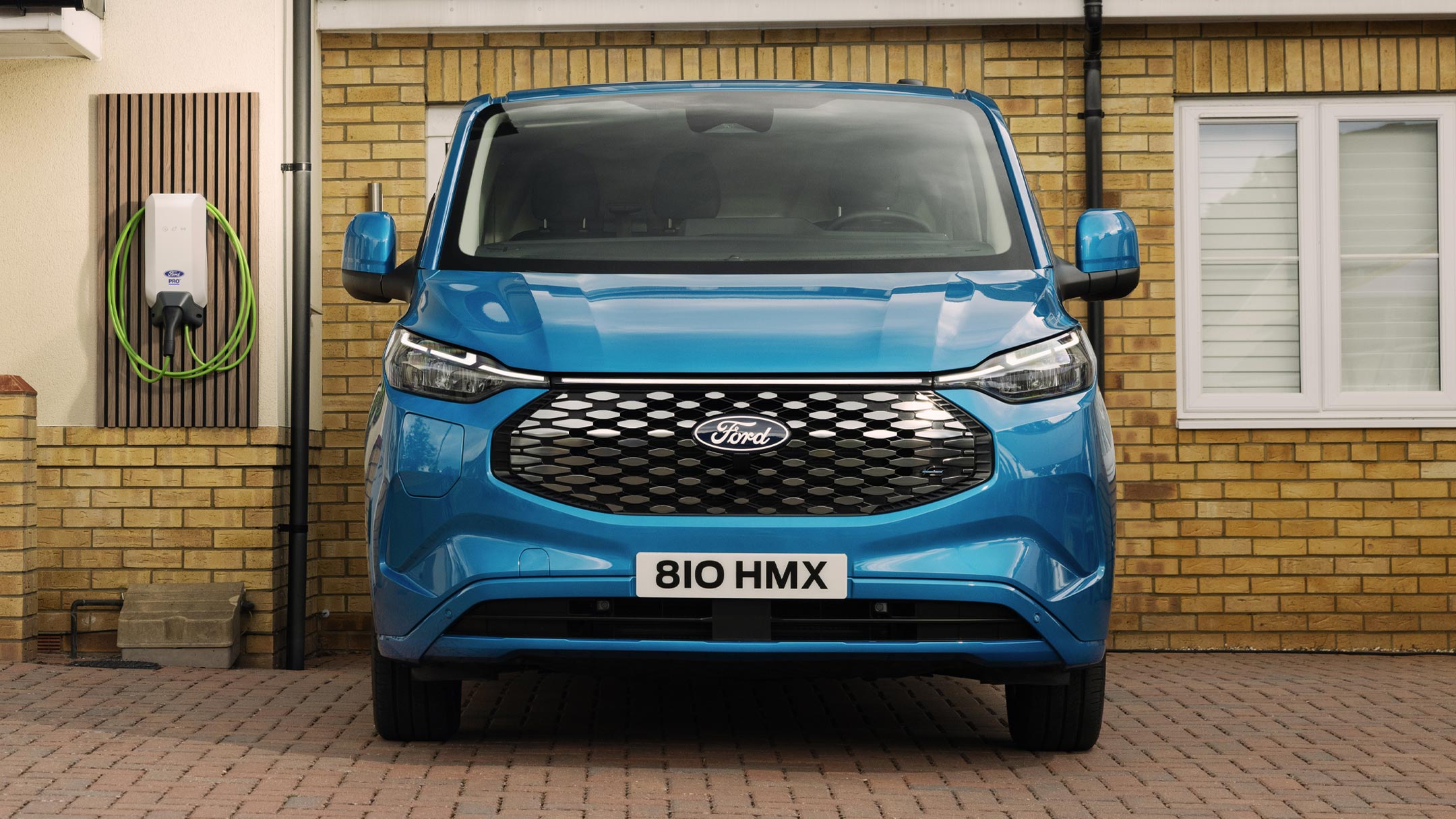 Ford E-Transit Customin etunäkymä